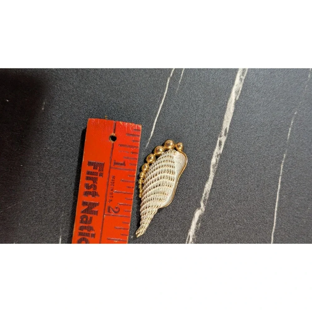 Vintage Trifari Gold Tone White Enamel Seashell Brooch Nautical Pin 2 Inch‎